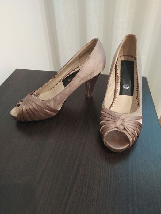 Sapatos de cerimónia de cetim beje