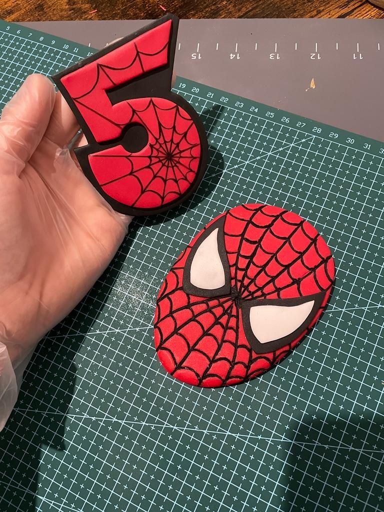 Maska Spiderman z masy cukrowej ozdoby na tort