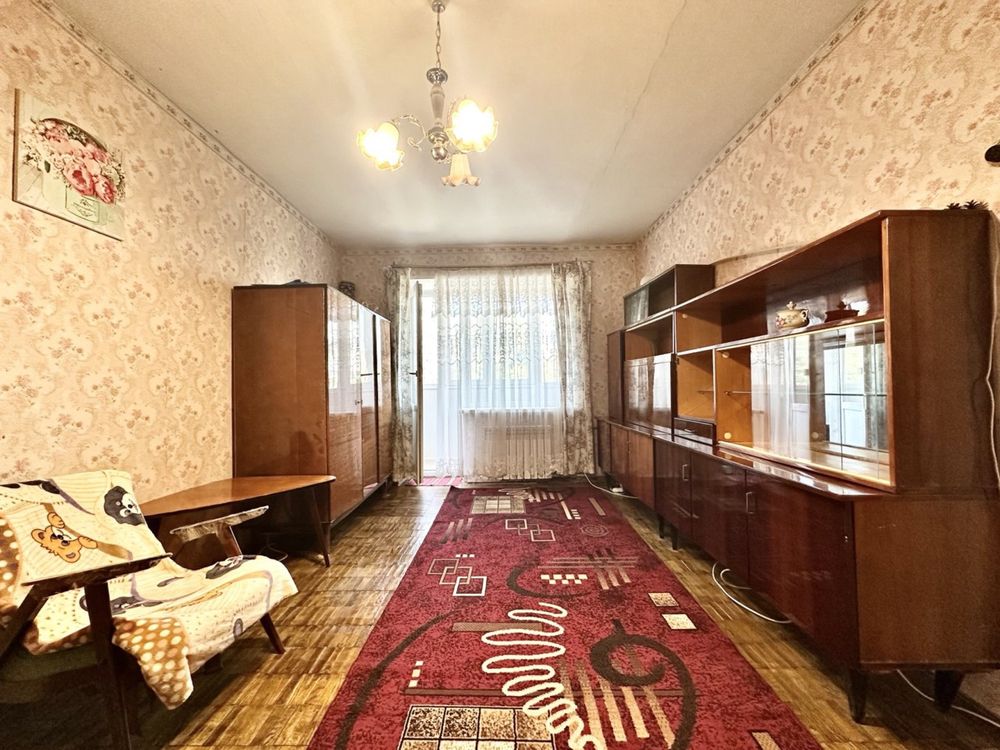 Продаж двокімнатної квартири в центрі на другому поверсі!