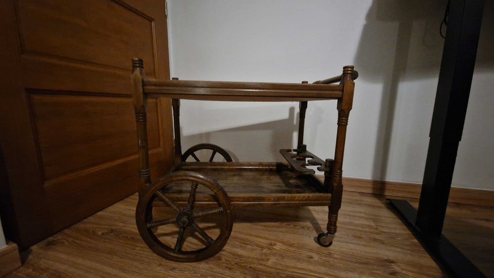 Stylowy drewniany barek na kółkach