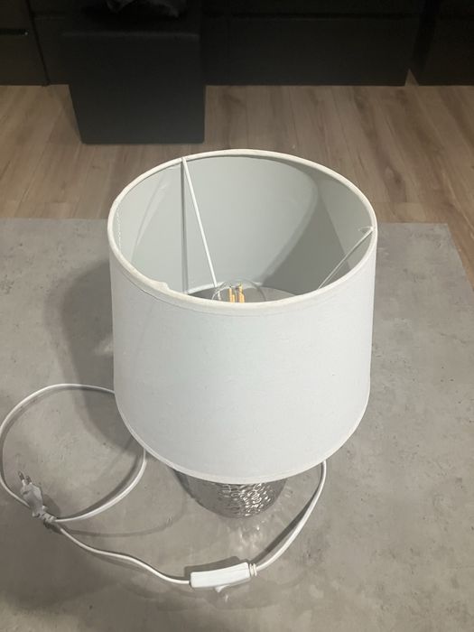 Lampka stołowa z materiałowym kloszem