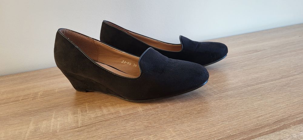 Zamszowe  balerinki na koturnie rozmiar 24