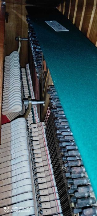 Продається фортепіано "Україна" та стілець до нього,який обертається.