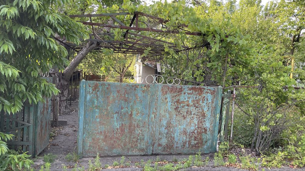 Продам хату. На подвірʼї гараж кухня сарай комора.