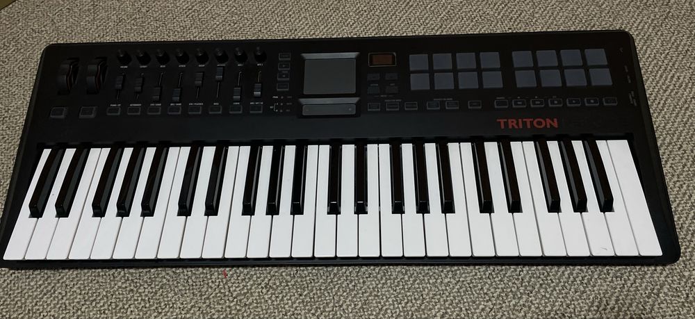 Продам  нову міді клавіатуру Korg Triton