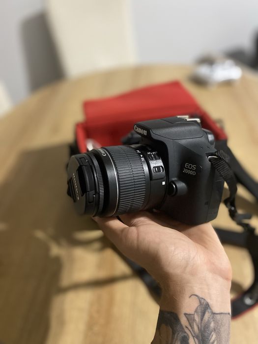 Lustrzanka Canon eos 2000D