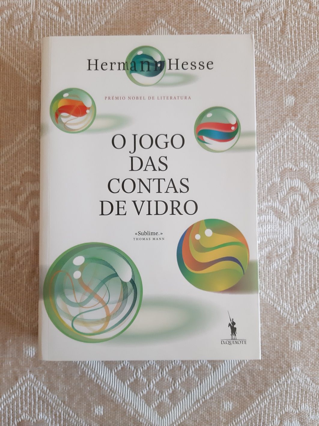 Vendo 'O Jogo das Contas de Vidro', de H. Hesse.