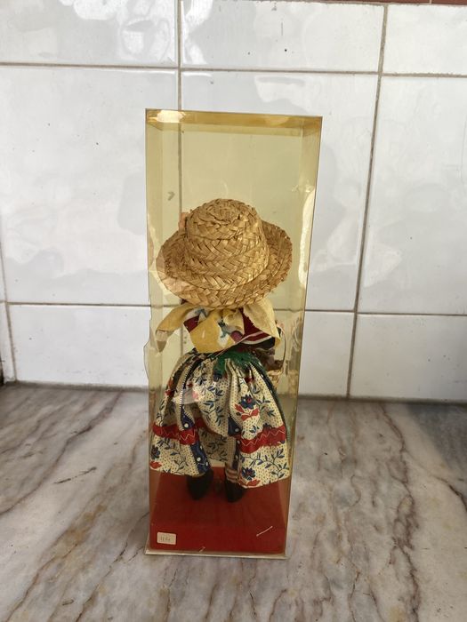 Boneca antiga com traje das Caldas
