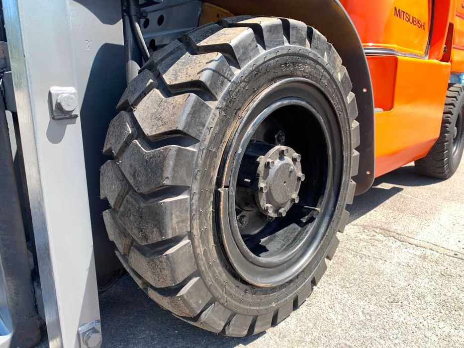 Навантажувач вилковий Mitsubishi на 15 великих нових колесах пневмо