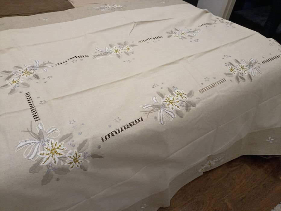 Toalha e guardanapos de linho bordado