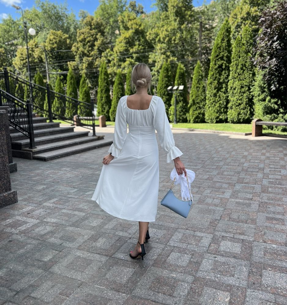 Сукня біла з розрізом
