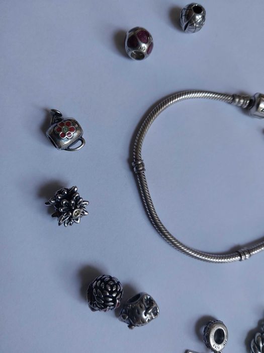 Oryginalna PANDORA srebrna z zawieszkami