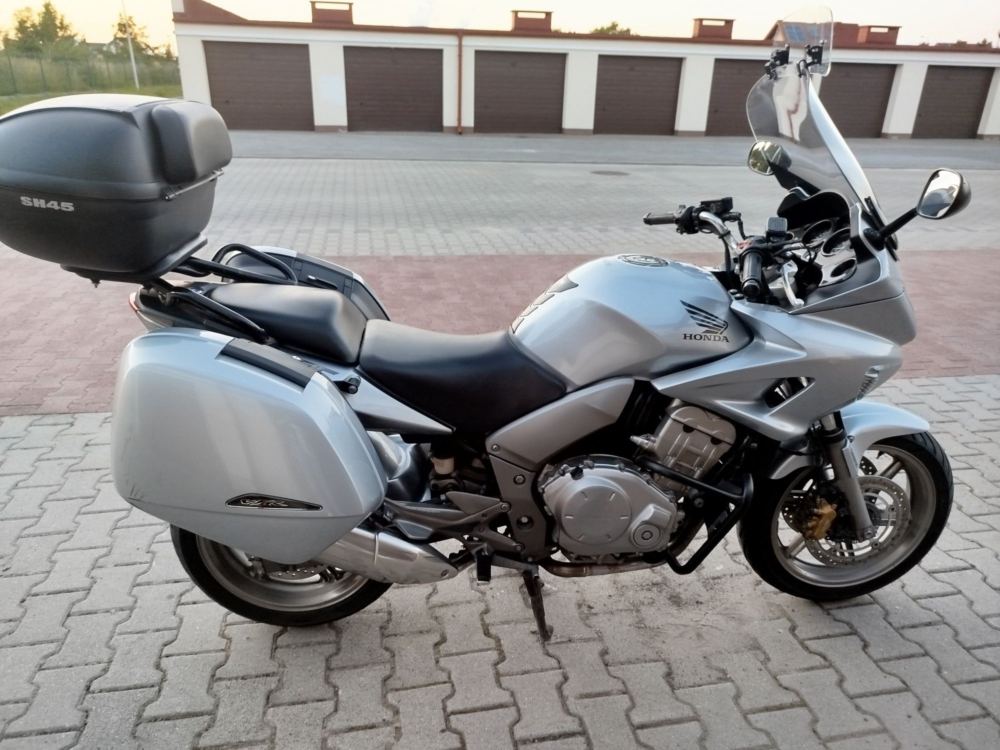Witam do sprzedania mam hondę cbf 1000 rocznik 2007
