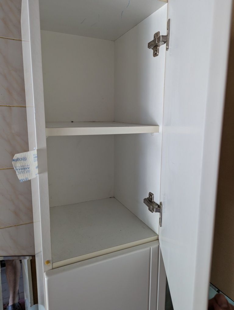 Zestaw mebli łazienkowych z pojemnikiem na pranie