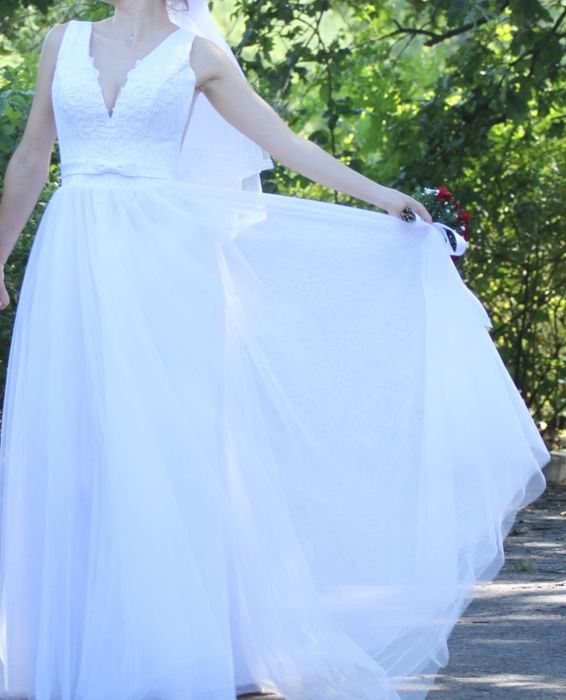 Біла весільна сукня 44 розміру + у подарунок прикраса