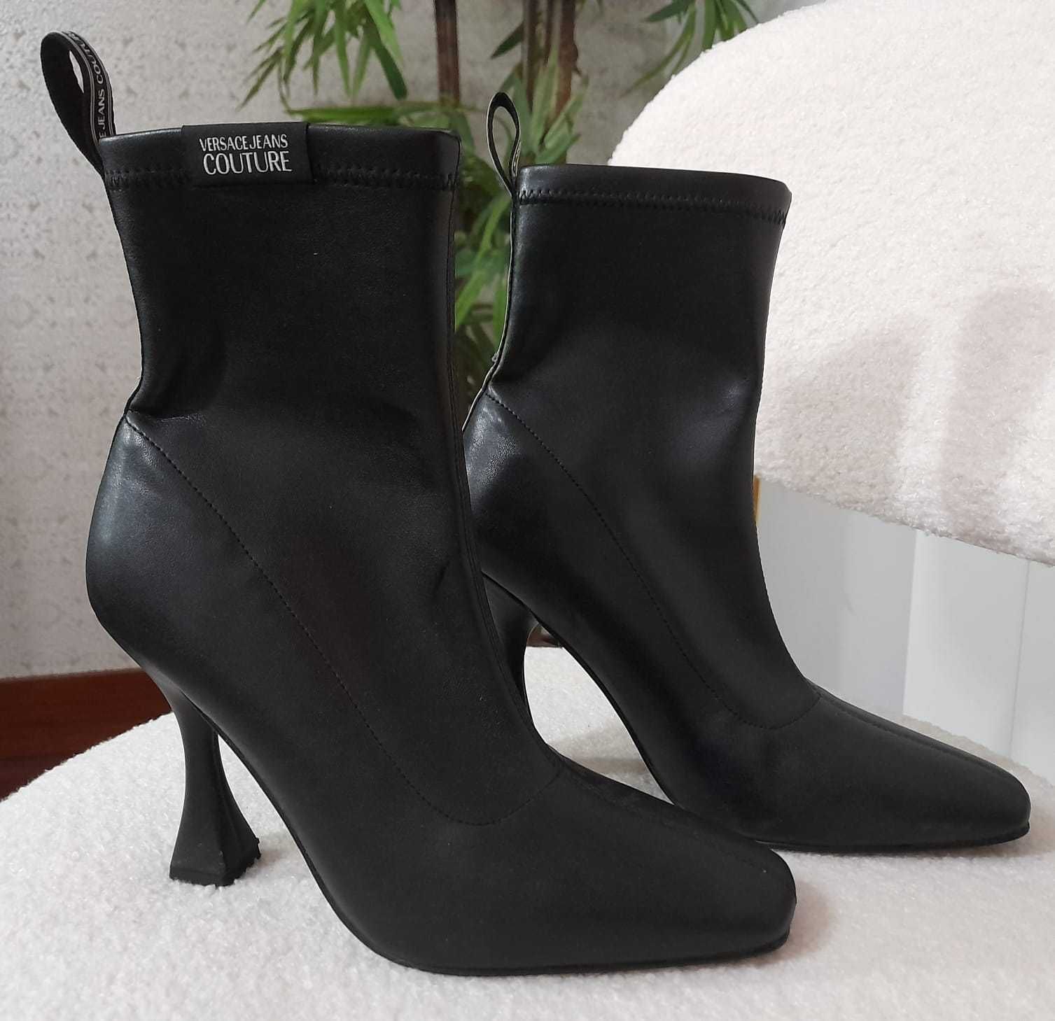 Botins Versace em preto - OPORTUNIDADE ÚNICA