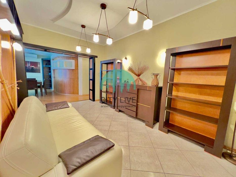 Продаж 3-кім квартири великої площі в Центрі міста (К)