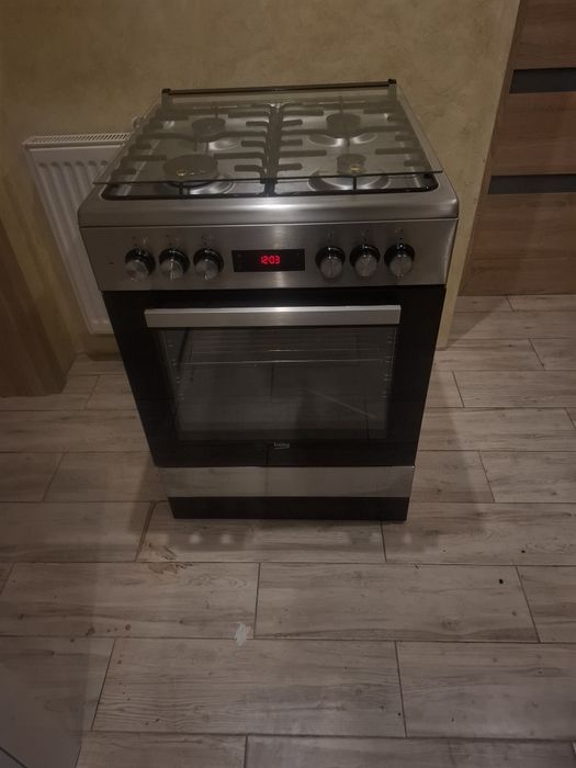 Kuchenka gazowa z piekarnikiem elektrycznym oraz termobiegiem  60