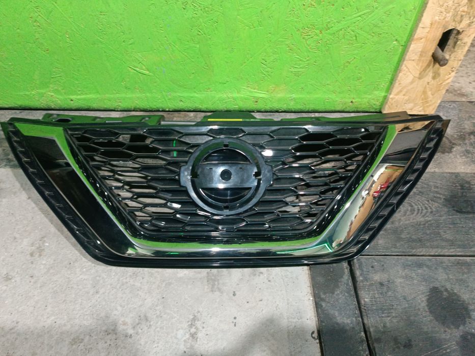 Передняя решетка Nissan Rogue