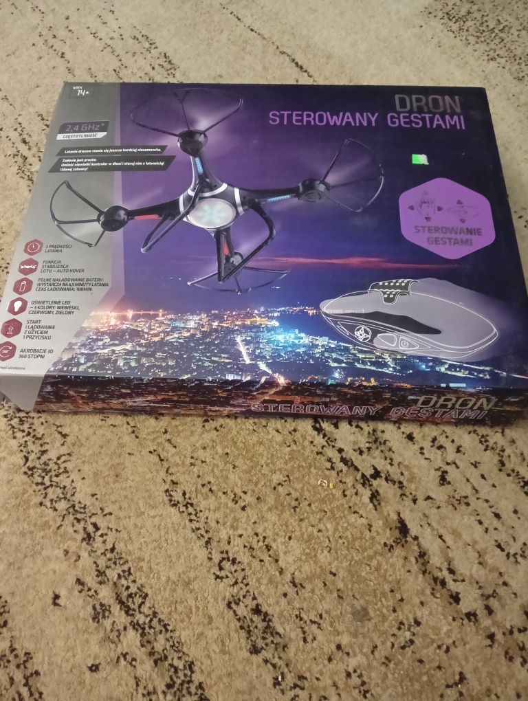 Dron sterowany gestami