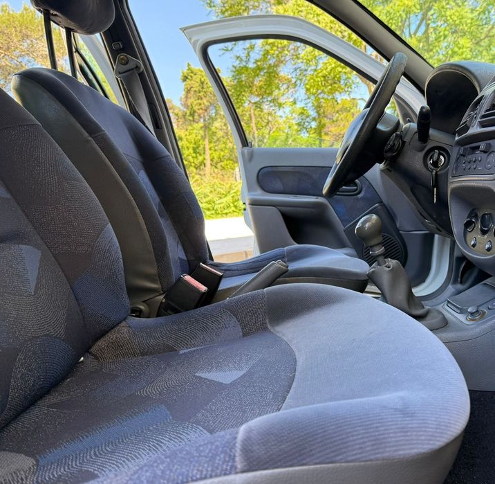 PARA VENDER Hj, Renault Clio ano 2001 ,direção assistida ,vidros elétr