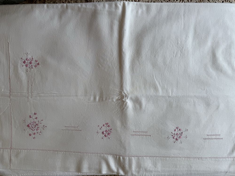 Lençois brancos, de algodão, bordados