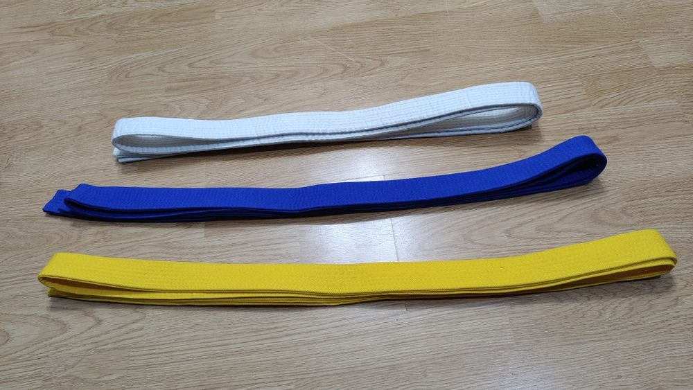 Pasy karate – biały, niebieski, żółty