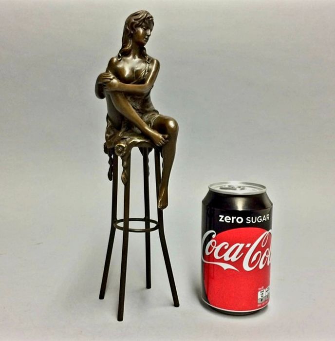 Estátua em Bronze " Mulher Sentada"