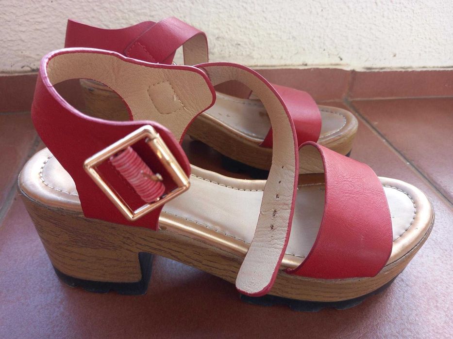 Sandálias vermelhas