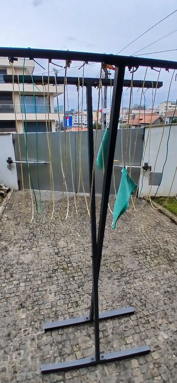 Estendal de roupa è desmontável  como NOVO