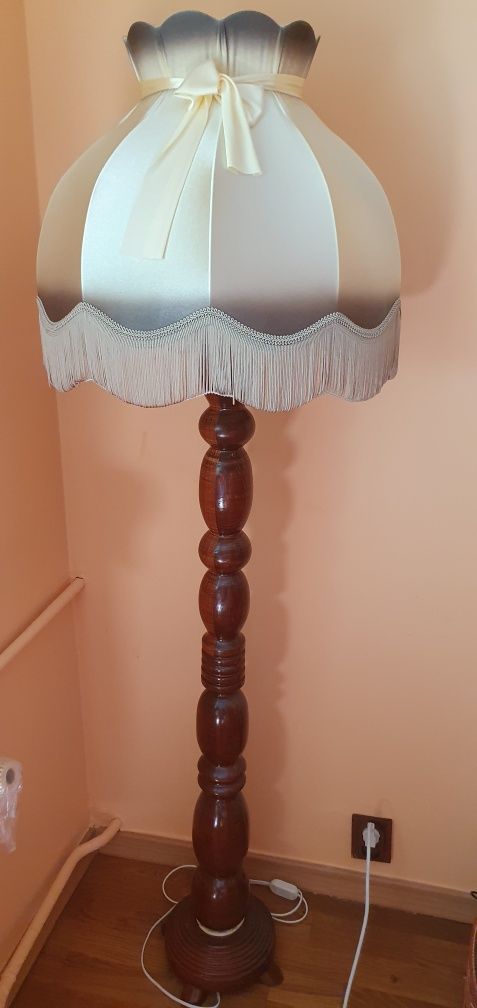 Lampa stojąca drewniana z kloszem