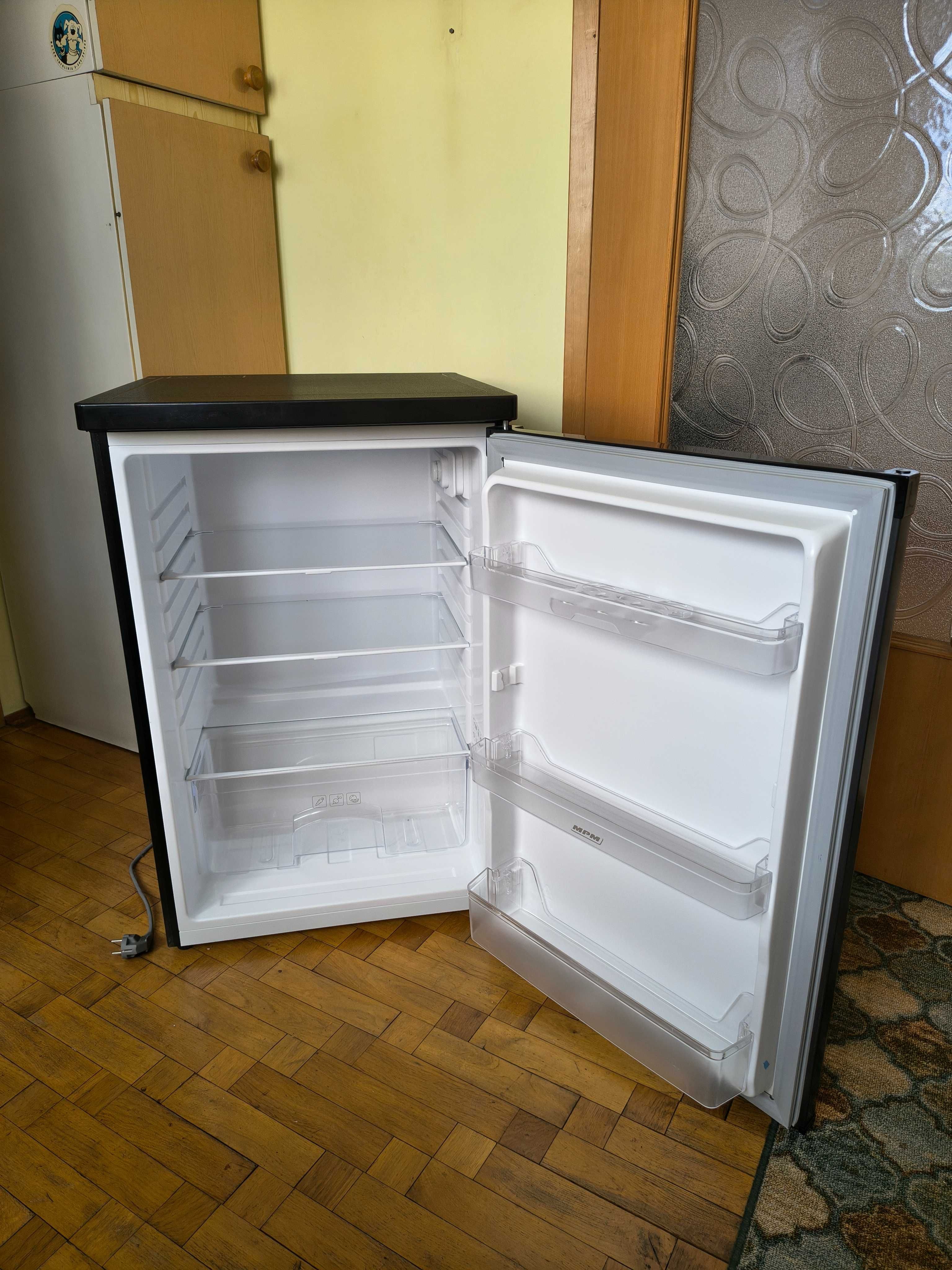 Lodówka MPM mała, czarna, wys. 85 cm