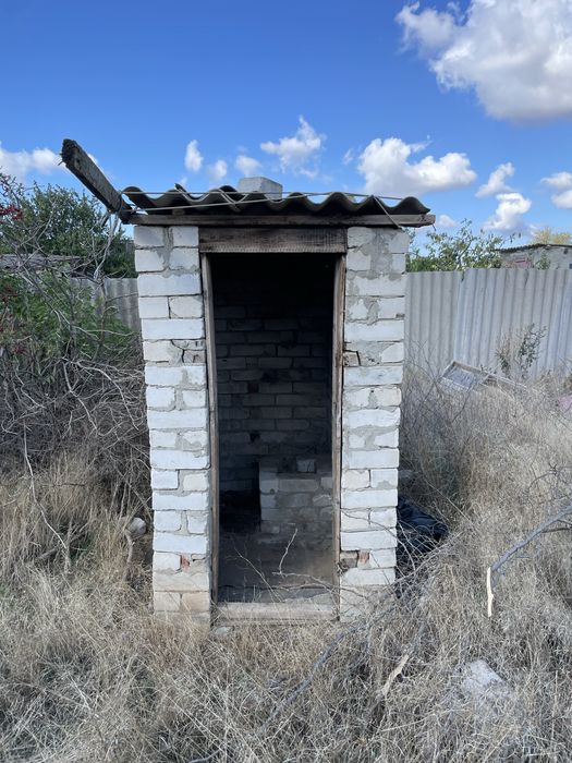 с. Каравелове (Каларово)  3км від міста,15 соток землі,4 кім-ти окремі