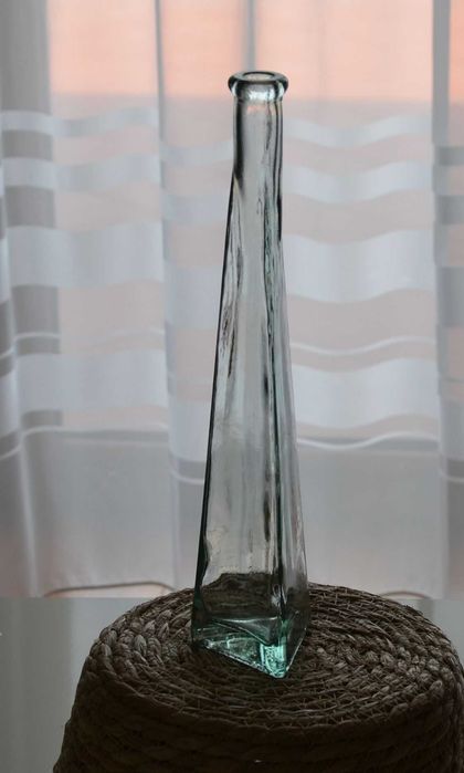 Szklana trojkątna butelka, flakon - 200 ml