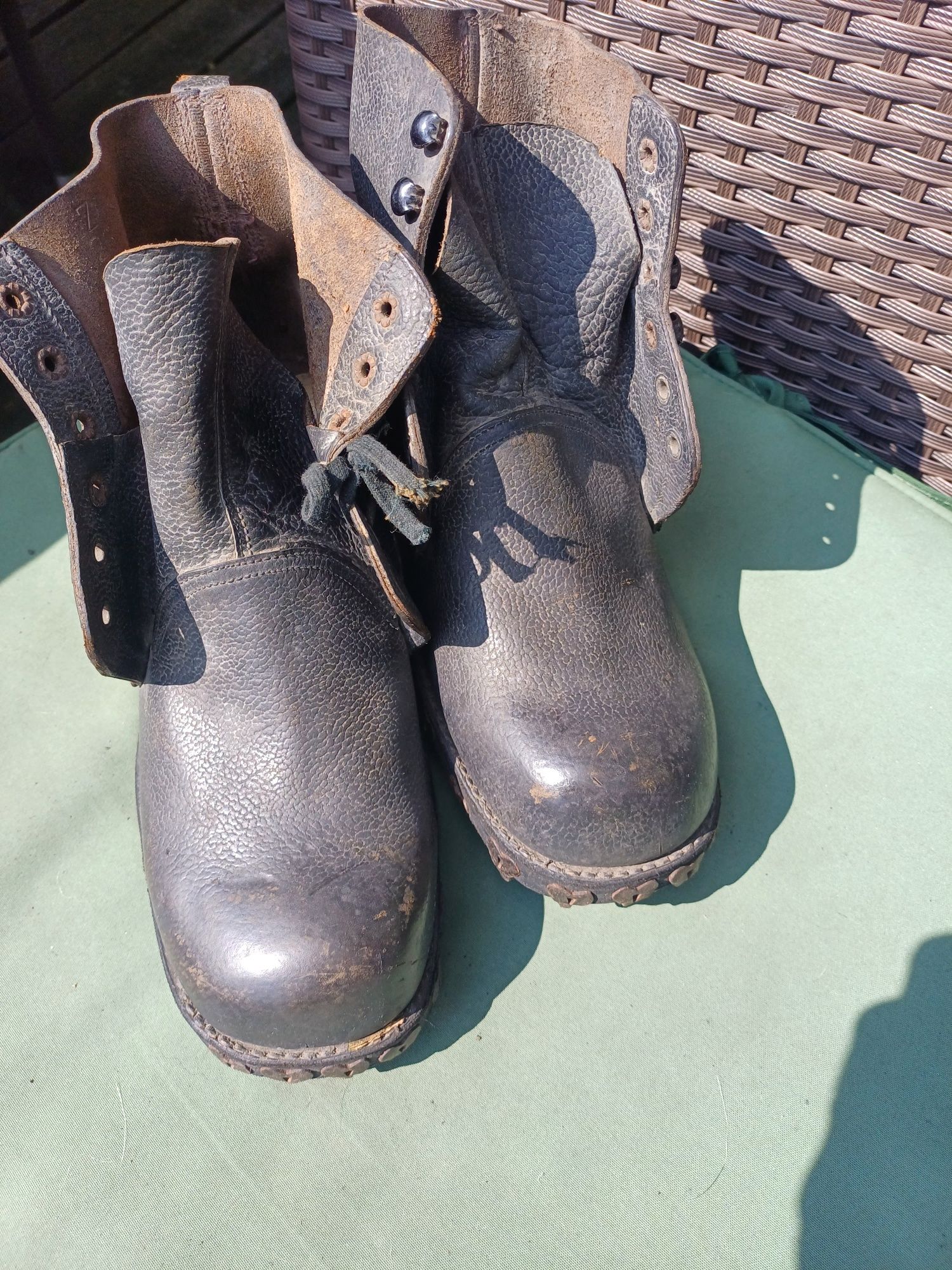 Wojskowe buty z 1943 r. z ćwiekami.