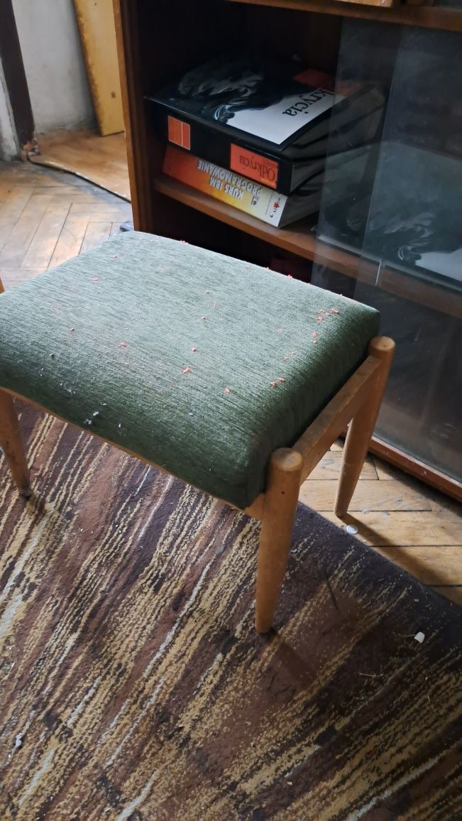 Krzesła z lat 70 , 4 sztuki plus podpórka na nogi
