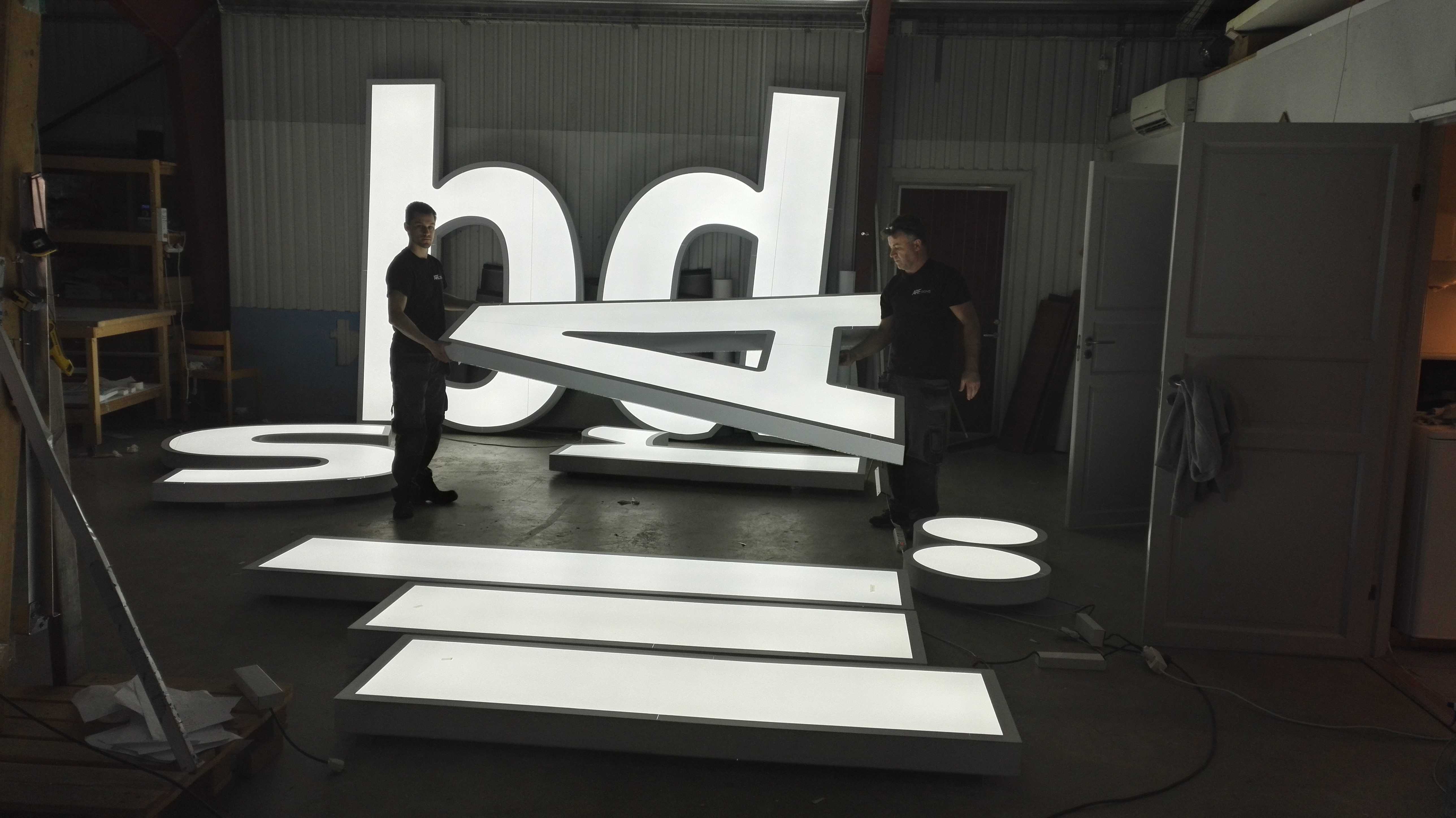 Litery przestrzenne 3D Blokowe LED Logo podświetlane Kaseton Pylon