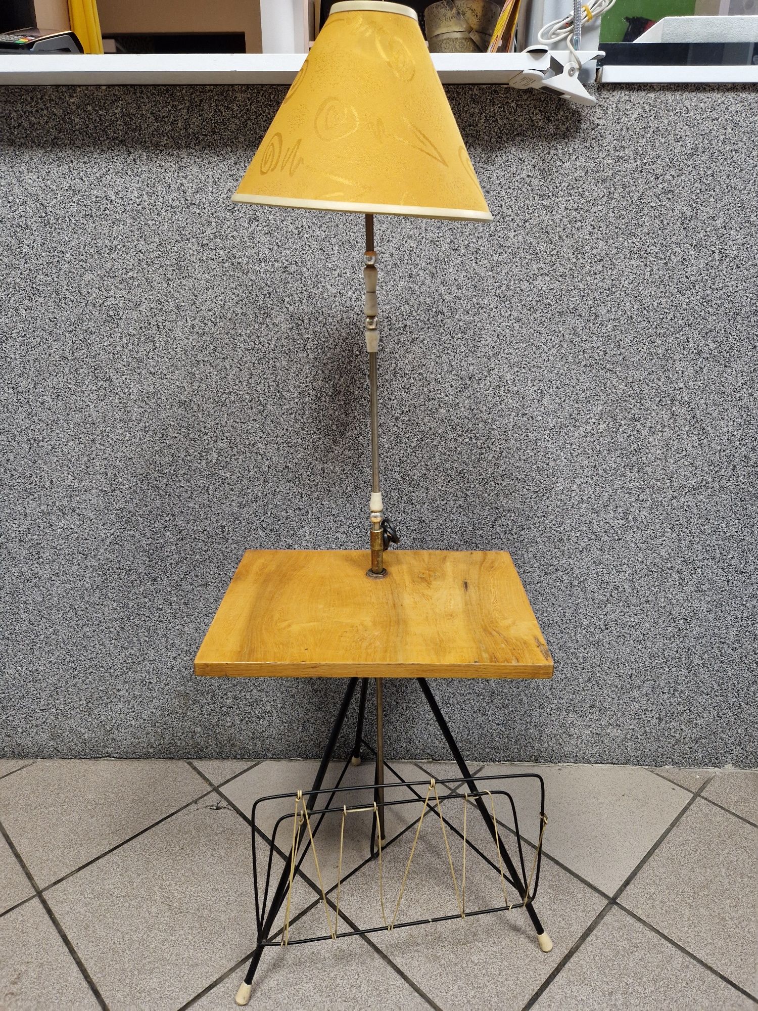 Lampa PRL ze stolikiem i gazetnikiem vintage