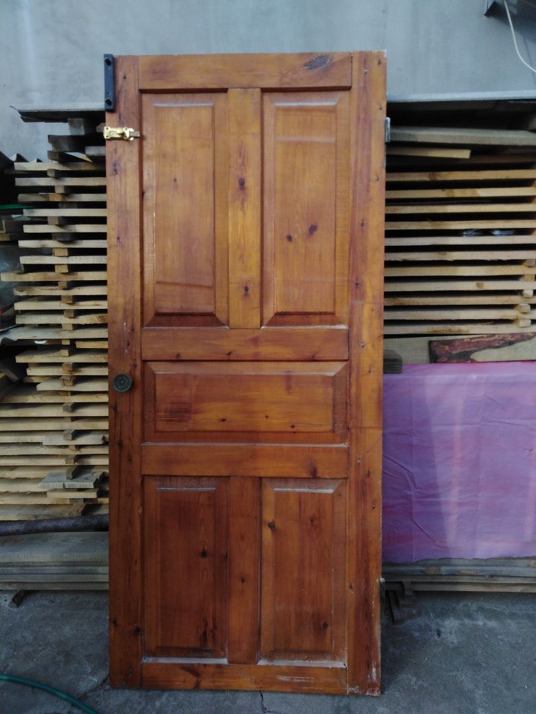 Двері деревяні в хорошому стані