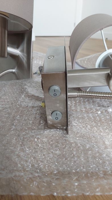 2 Candeeiros de cabeceira de cama, com luz de leitura e abatjour
