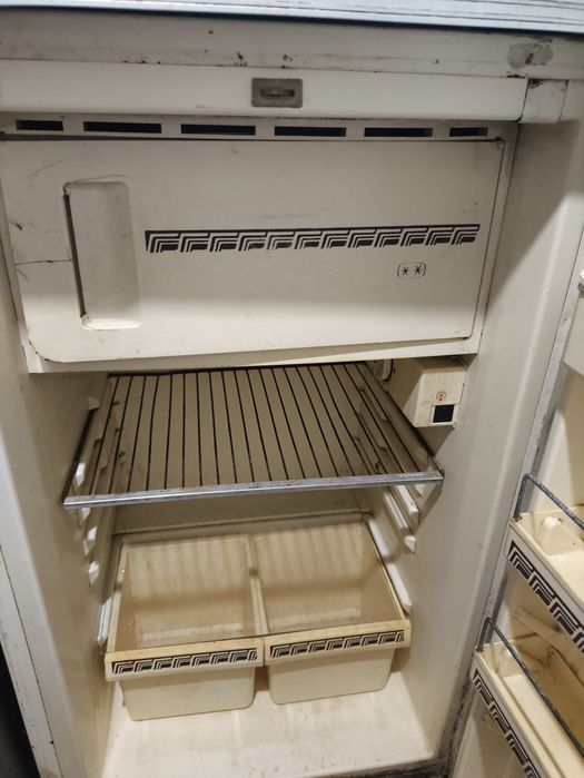 старий холодильник