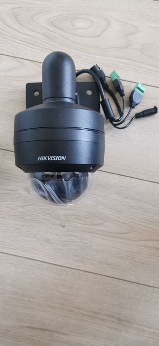 Kamera kopułowa Hikvision z uchwytem