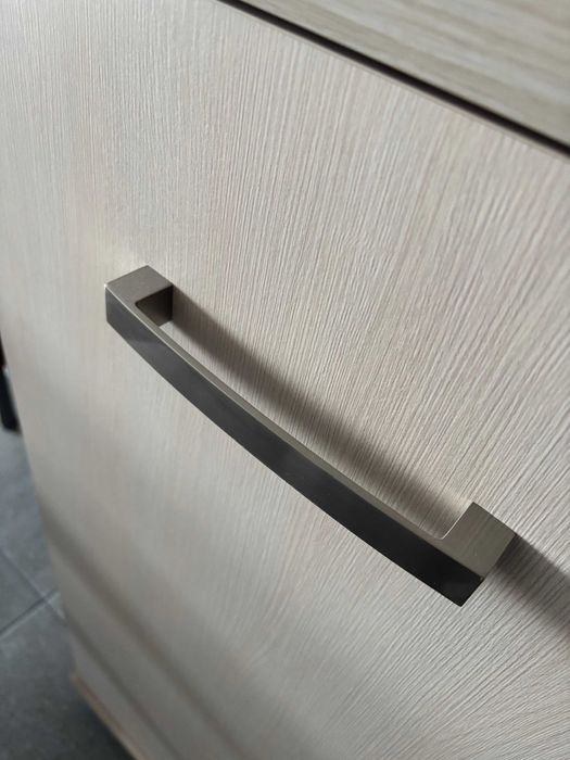 Duża komoda z szufladami i szafkami  i grubym blatem