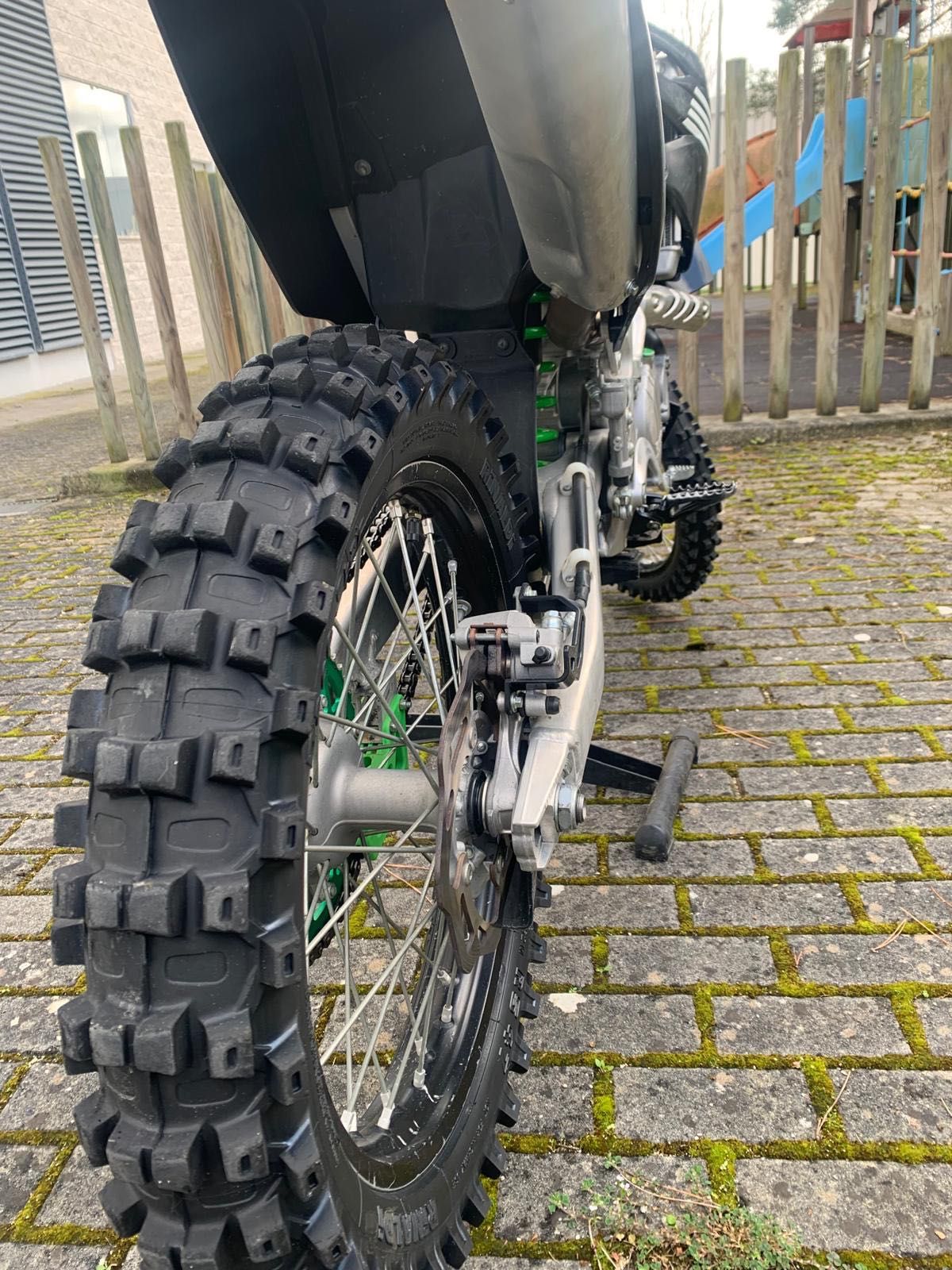Kawasaki KXF 450 em muito bom estado