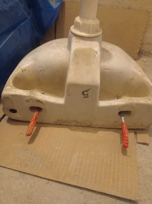 Umywalka łazienkowa biała naścienna