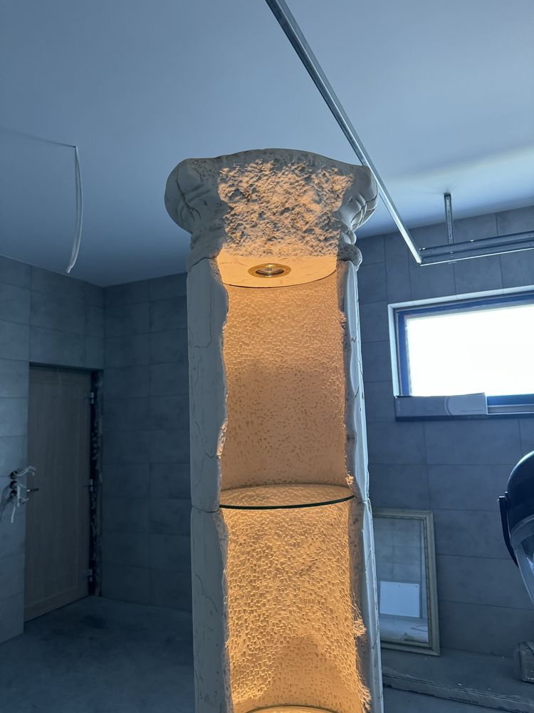 Kolumna grecka podswietlana