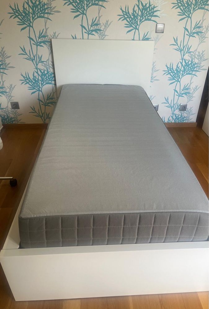 Cama Malm Ikea com estrato e colchão incluído, com muito pouco uso