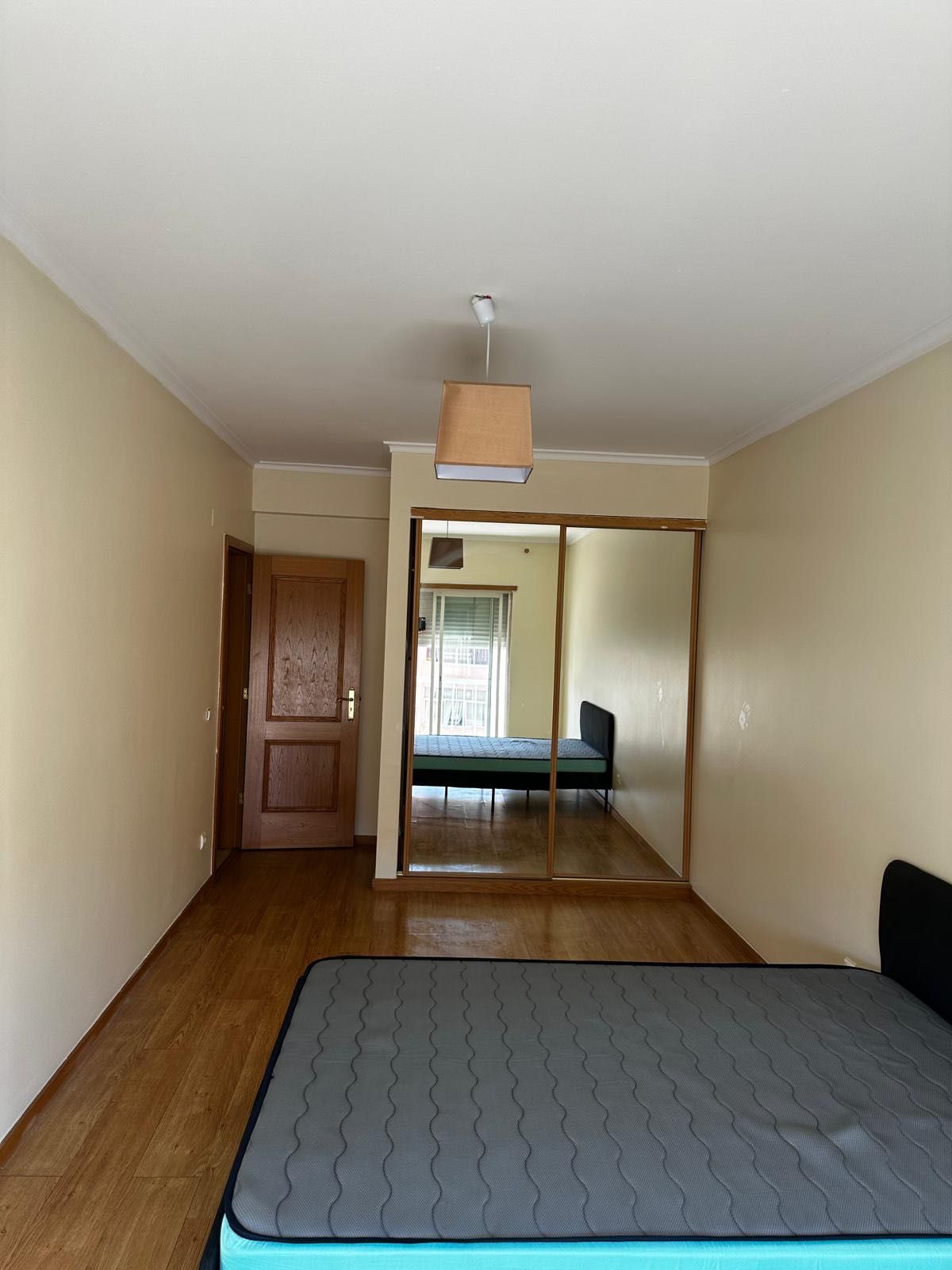 Quarto solteiro disponível para entrada imediata