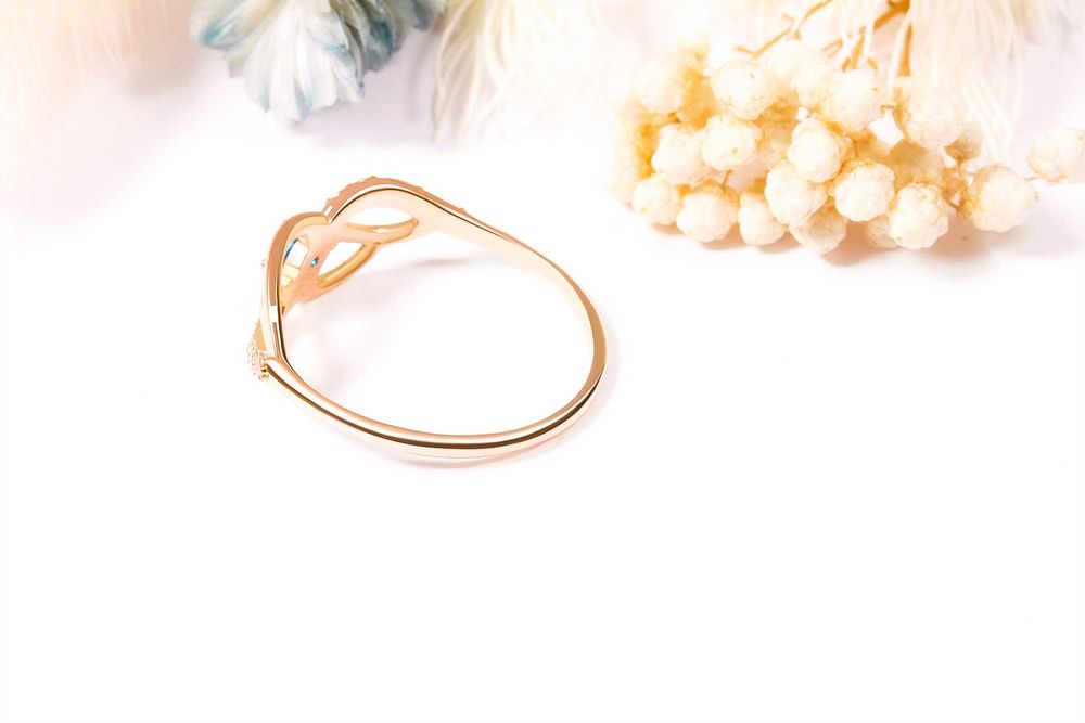 Кольцо из красного  золота с сапфиром