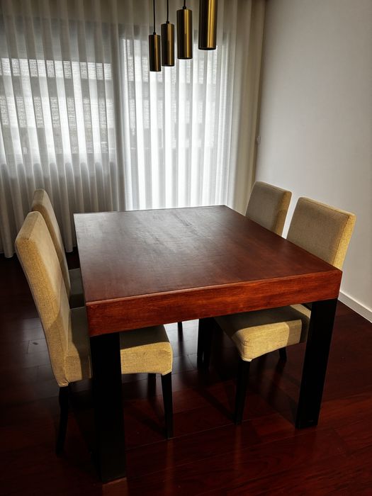 Mesa de jantar e cadeiras